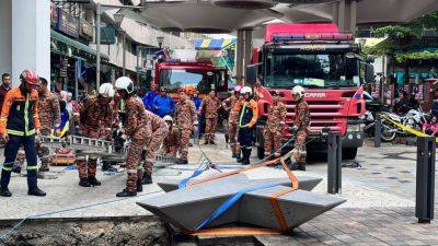 Woman plunges into 8-meter deep hole after pavement sinks in Malaysia - apnews.com - Malaysia - India - city Kuala Lumpur, Malaysia