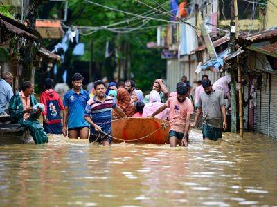 Hundreds of thousands stranded as floods hit India and Bangladesh - aljazeera.com - India - Bangladesh - city Dhaka