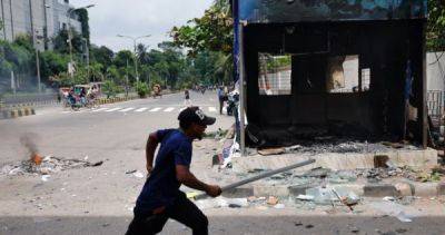 Bangladesh protest: Students call for march to force PM to quit