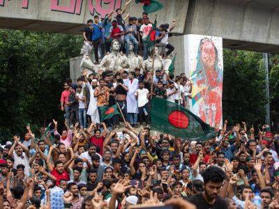 Sheikh Hasina - Photos: Celebrations after PM Sheikh Hasina resigns, flees Bangladesh - aljazeera.com - Bangladesh - city Dhaka