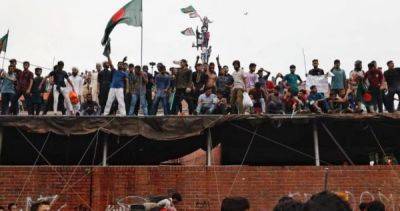 Bangladesh awaits interim government, army chief to meet protesters
