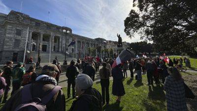 New Zealand leader defends the removal of Māori phrases from an official invitation