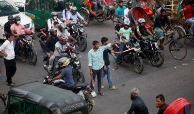 Young Bangladesh citizens direct traffic in Dhaka - aljazeera.com - Bangladesh - county Young - city Dhaka