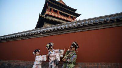 AP PHOTOS: Beijing’s imperial palace bustles with throngs of visitors in Qing dynasty costumes - apnews.com - Japan - China - city Beijing, China