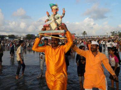 Indians celebrate elephant-headed Hindu god Ganesha, remover of obstacles - aljazeera.com - India - city Mumbai