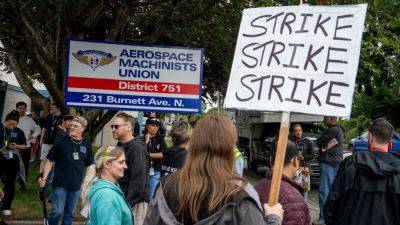 Leslie Josephs - Kelly Ortberg - Boeing workers overwhelmingly reject contract, prepare to strike - cnbc.com - state Oregon - city Seattle