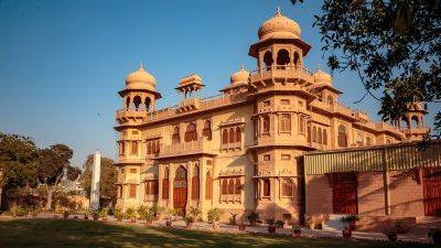 Pink, peacock-populated, possibly possessed Pakistani palace - edition.cnn.com - India - Pakistan - city Karachi