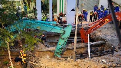 Vijaya Lakshmi Gali - Malaysia halts rescue operation for woman who plunged into sinkhole - edition.cnn.com - Malaysia - India - Singapore