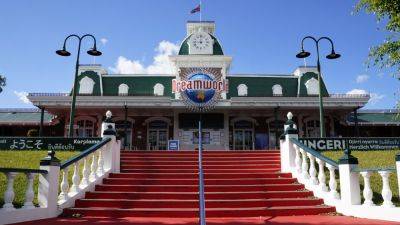 Tiger bites handler at Australian amusement park