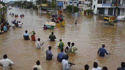 Heavy monsoon rains and floods kill at least 33 in south India and 5 children in Pakistan this week