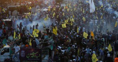 Pakistanis protesting Hezbollah leader's killing clash with Karachi police