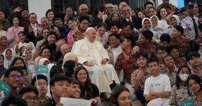 Pope praises Indonesians for choosing children over cats